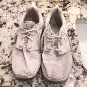 Women’s size 9 white Nike Roshes